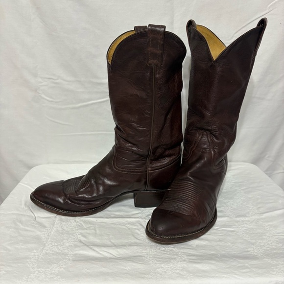 Vintage Tony Lama 5084 western cowboy boots in distressed brown leather. - Picture 2 of 6